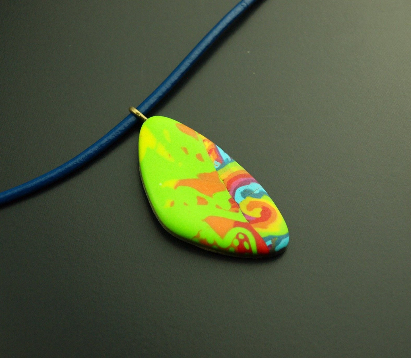 Kette Leder Viereck Dreieck Polymer Clay farbig bunt Regenbogen retro Muster nach Wahl