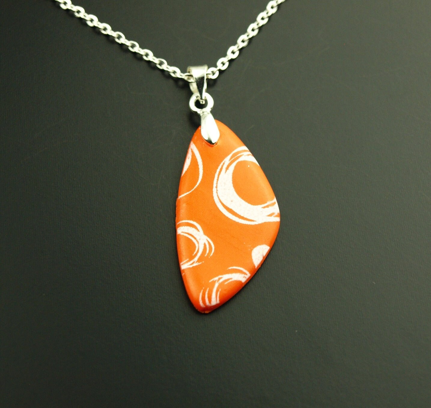 Kette Polymer Clay orange weiß Kreise Linien retro Lederkette Muster nach Wahl