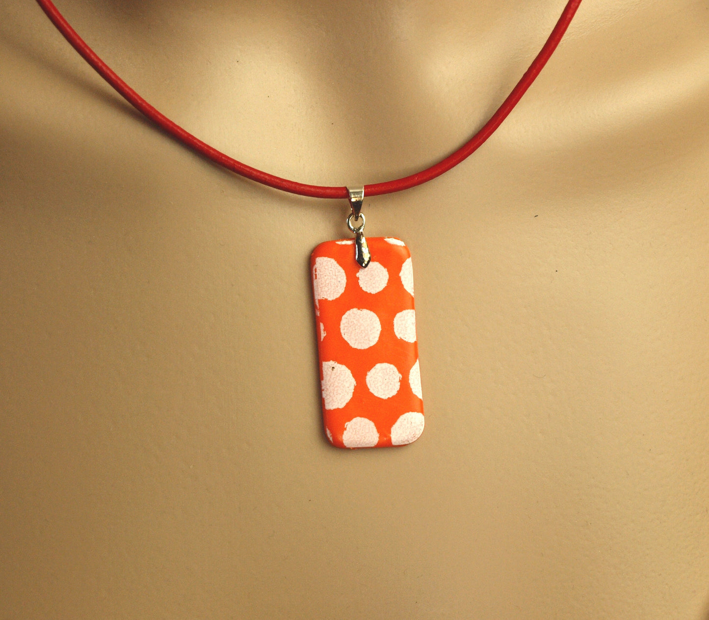 Kette Polymer Clay orange weiß Kreise Linien retro Lederkette Muster nach Wahl