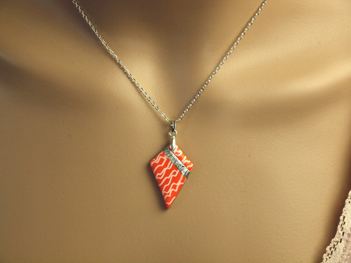 Kette Polymer Clay orange weiß Kreise Linien retro Lederkette Muster nach Wahl