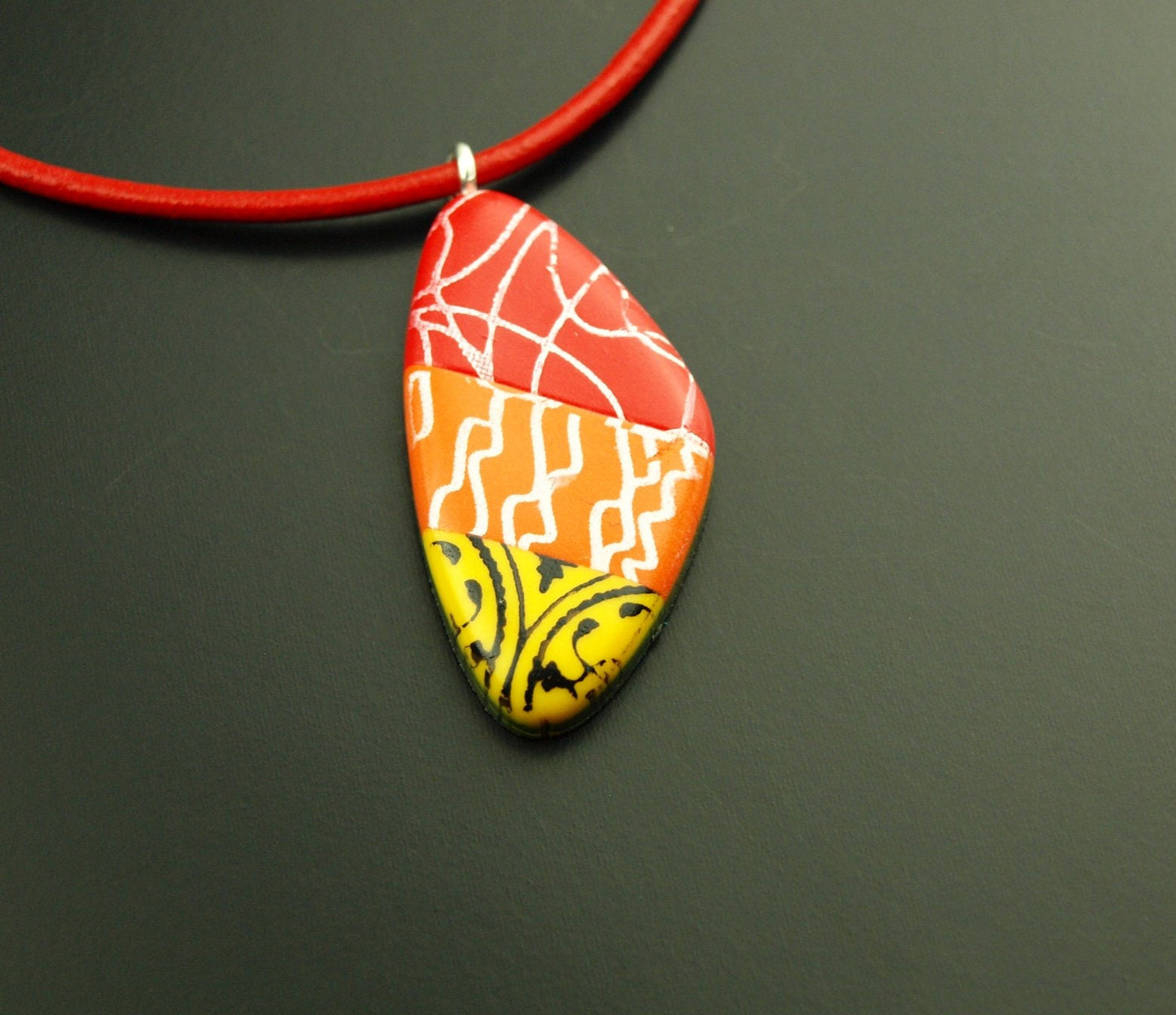 Kette Polymer Clay orange rot weiß Kreise Linien retro Lederkette Muster nach Wahl