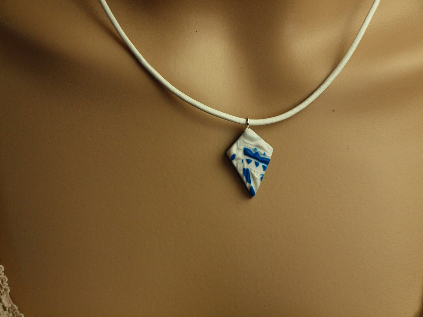 Surferkette Anhänger blau weiß grün Muster Mandala Polymer Clay Kette Leder nach Wahl