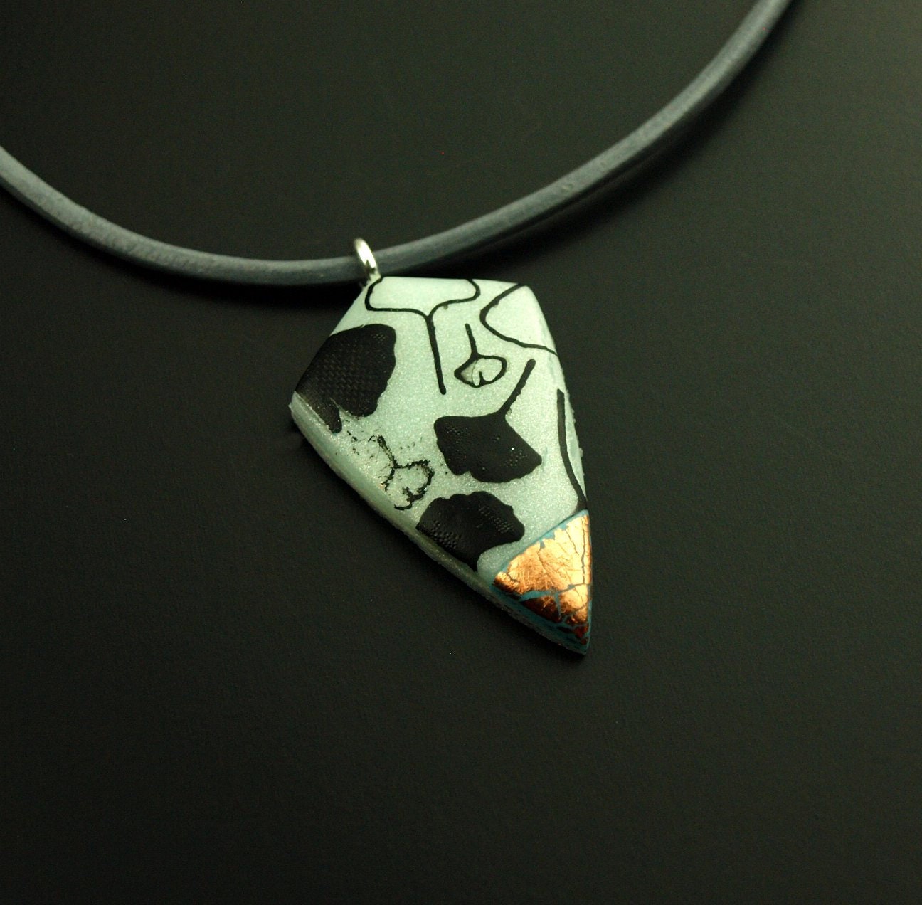 Surferkette grau schwarz kupfer Blätter Blüten retro Lederkette Polymer Clay Kette Muster nach Wahl