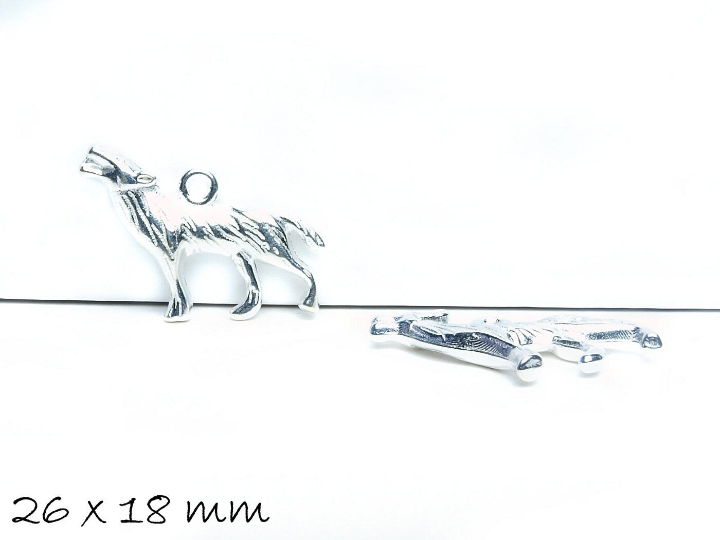 4 Stück Anhänger Wolf in silber, 26 x 18 mm
