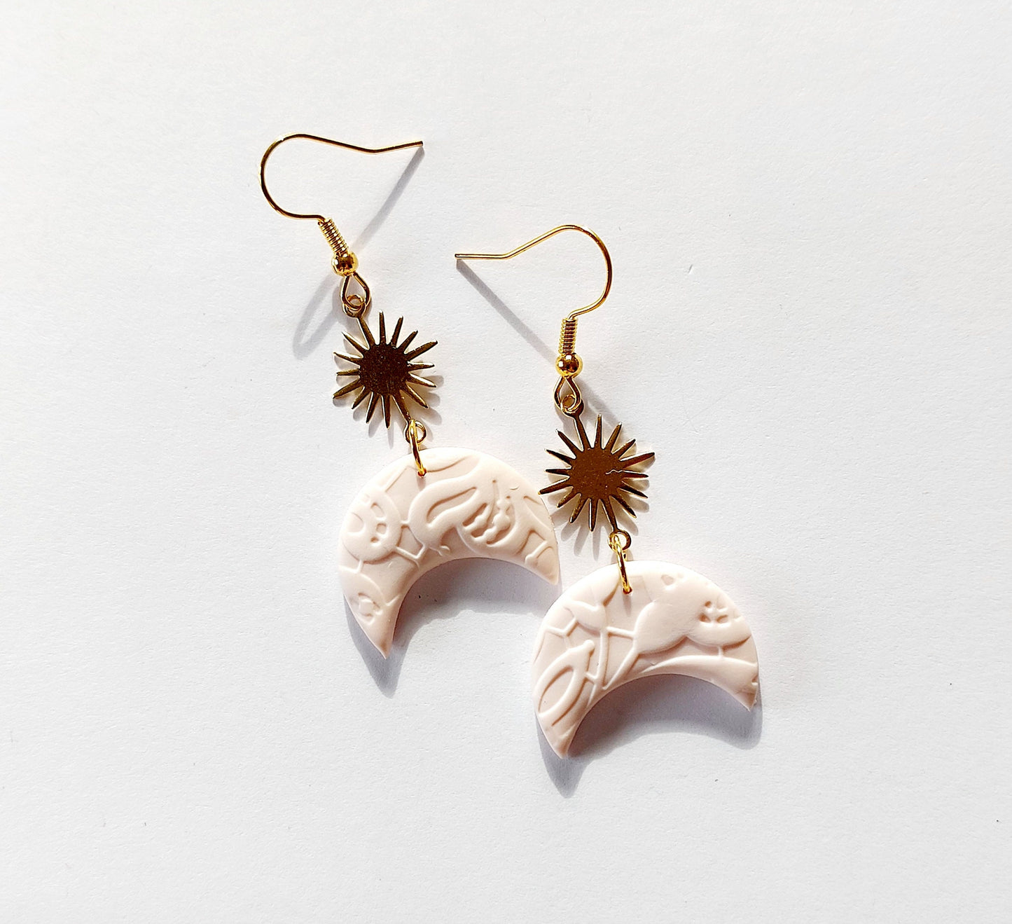 Statement Ohrringe Sonne und Mond Polymer Clay weiß golden
