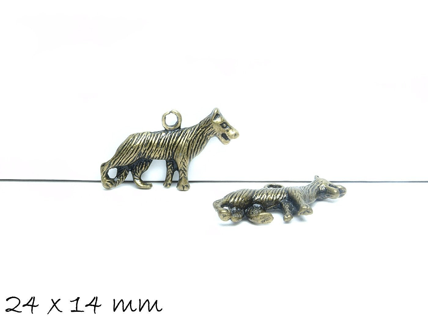 4 Stück Anhänger Wolf in bronze, 24 x 14 mm
