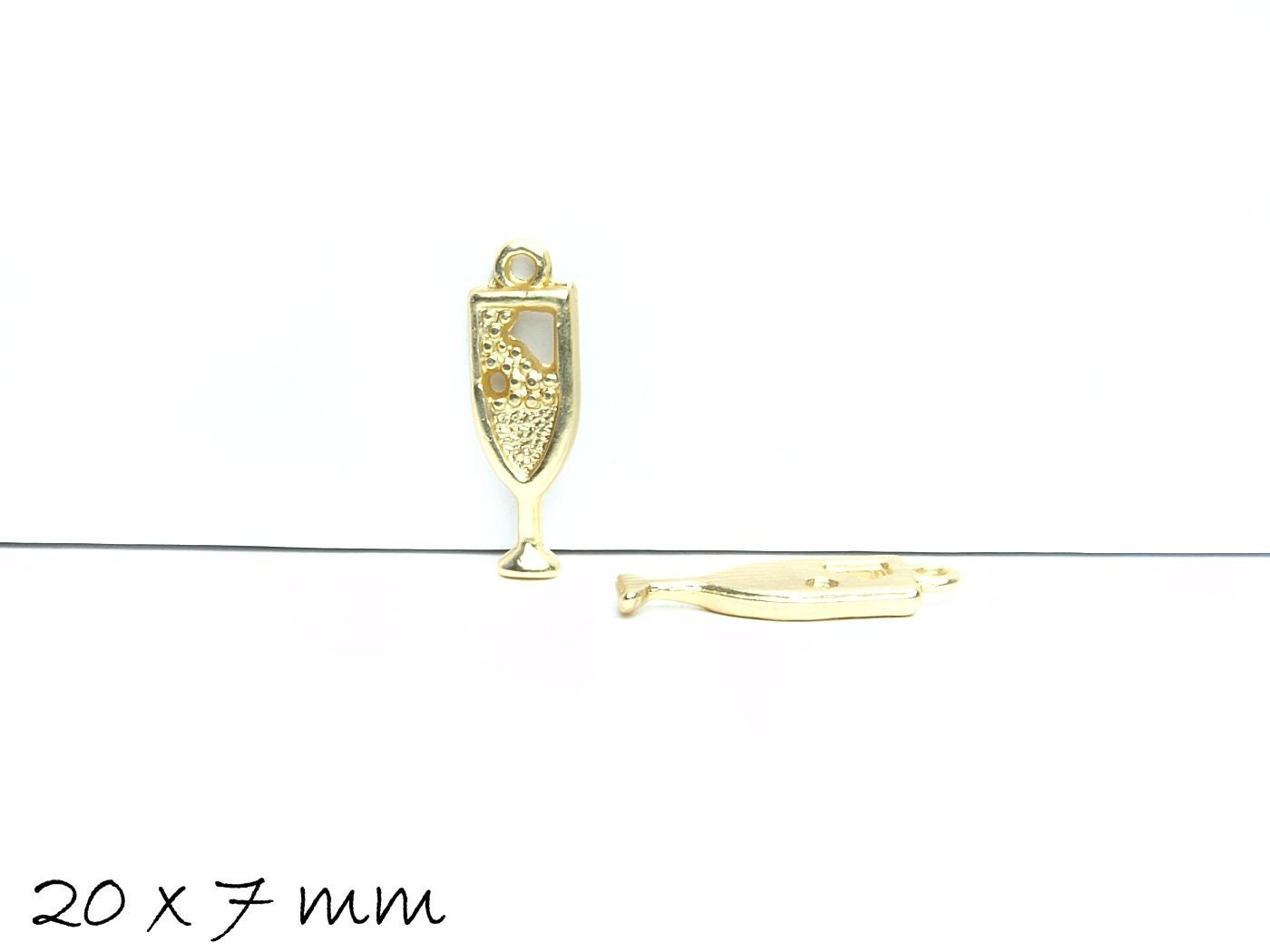 4 Stück Anhänger Sektglas in gold, 20 x 7 mm