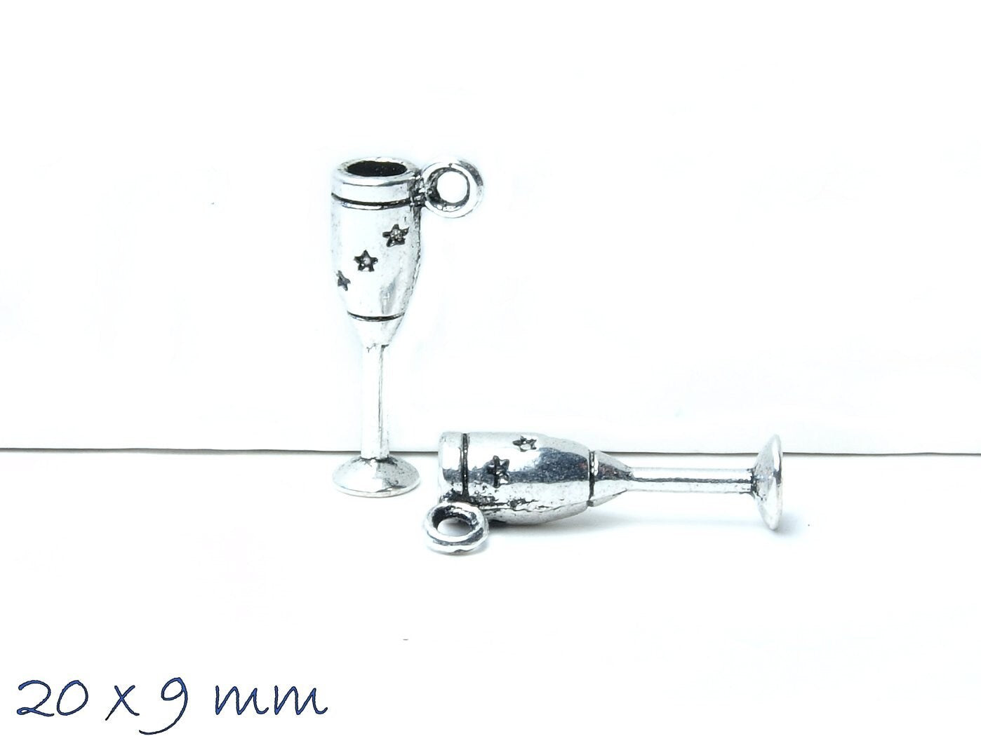 4 Stück Anhänger Sektglas in altsilber, 20 x 9 mm