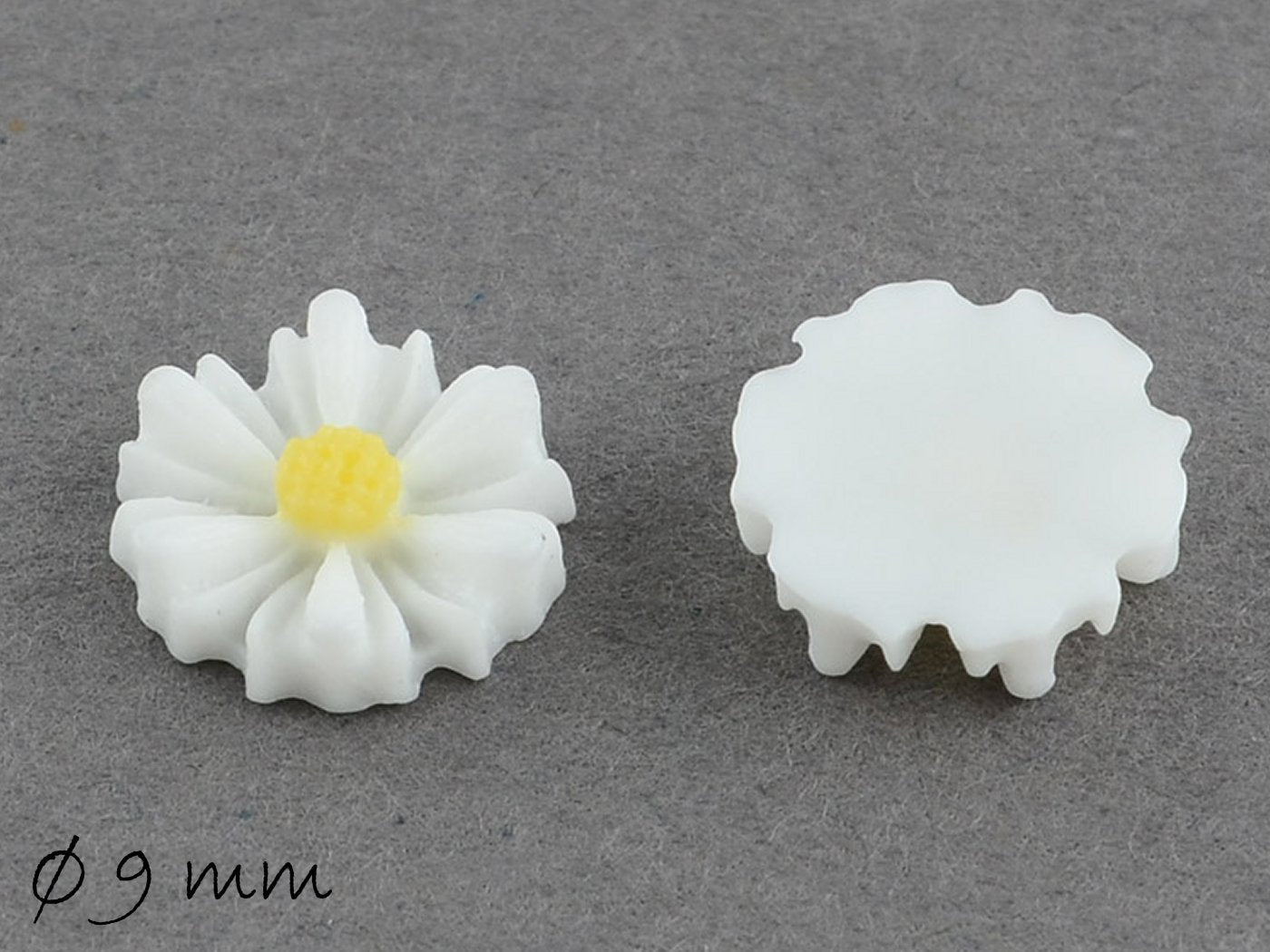 6 Stück Gänseblümchen Cabochons in weiß, 9 x 2,5 mm