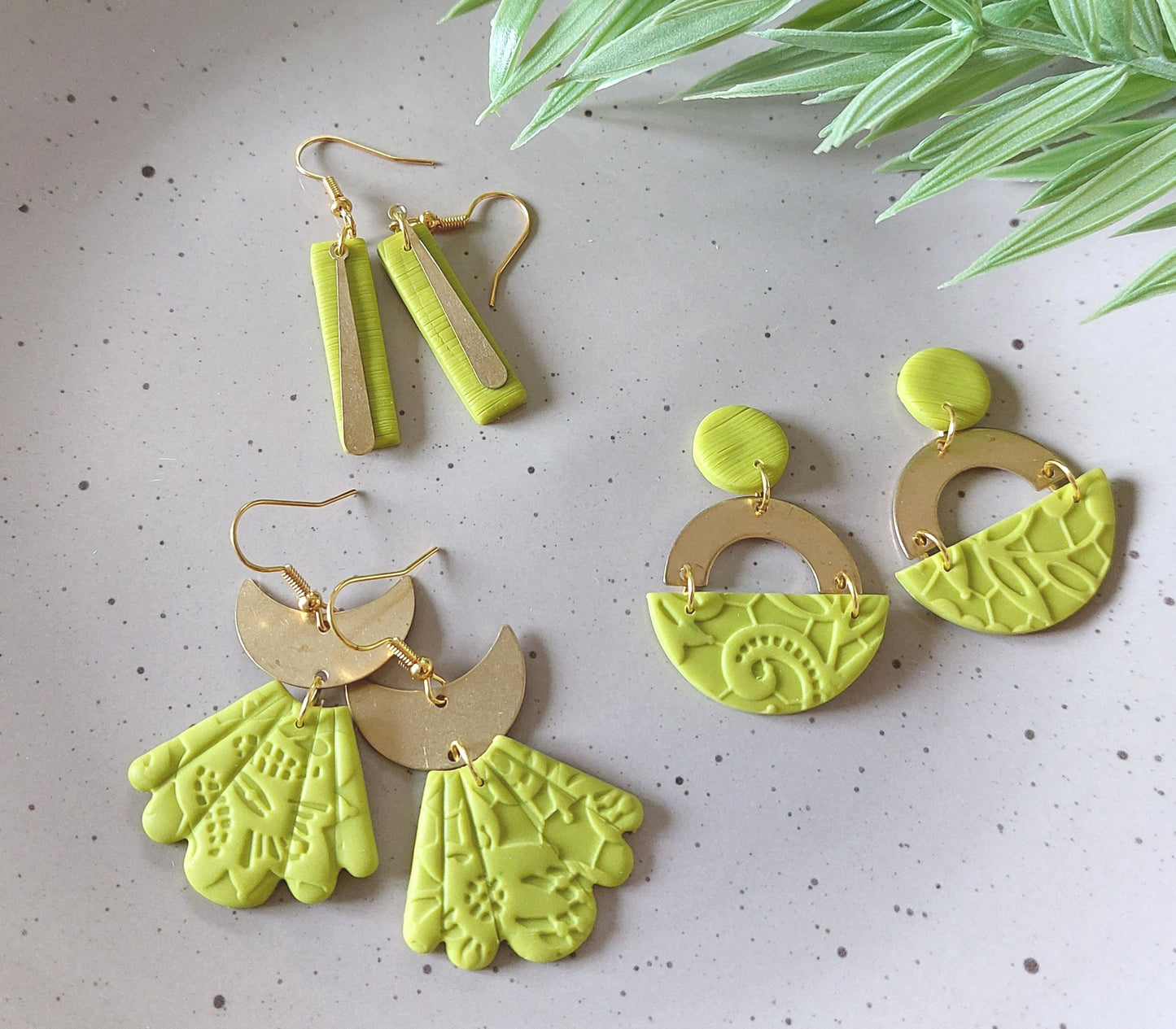 Statement Ohrringe Polymer Clay grün gold Blütenmuster nach Wahl
