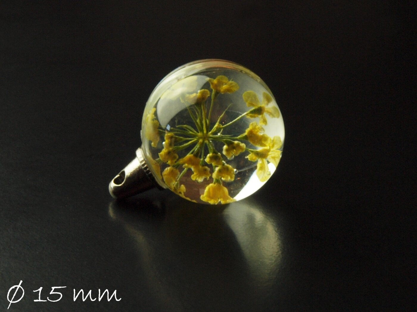 1 Anhänger Glaskugel mit echten Blüten Ø 15 mm, weiß, silber