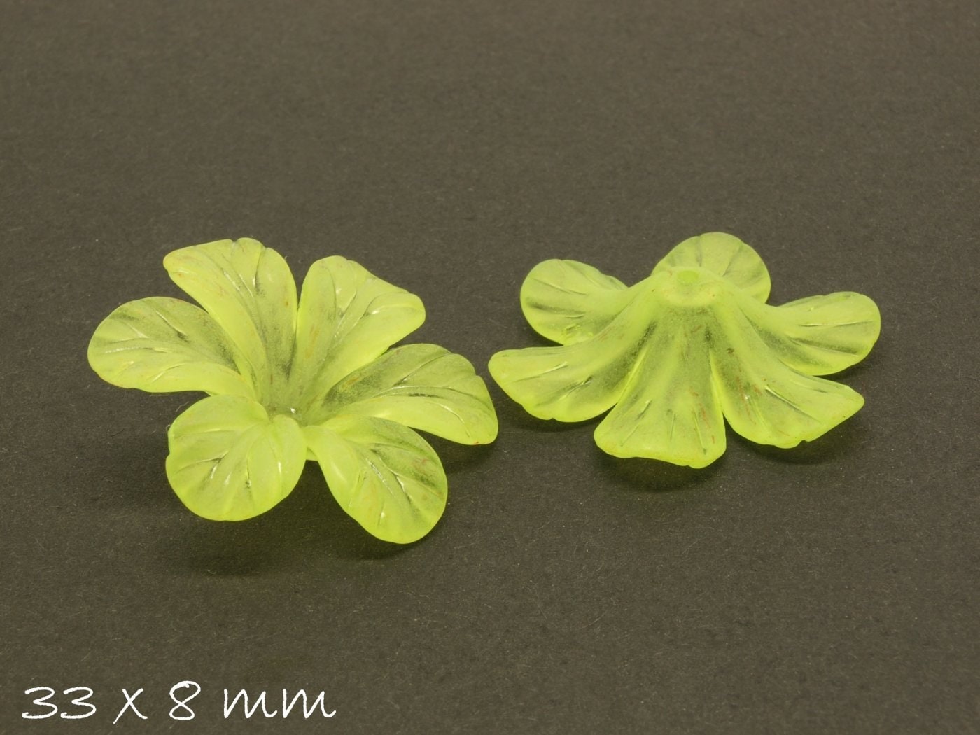 6 Stück gefrostete lucite Acrylblüten, 33 x 8 mm, Grün