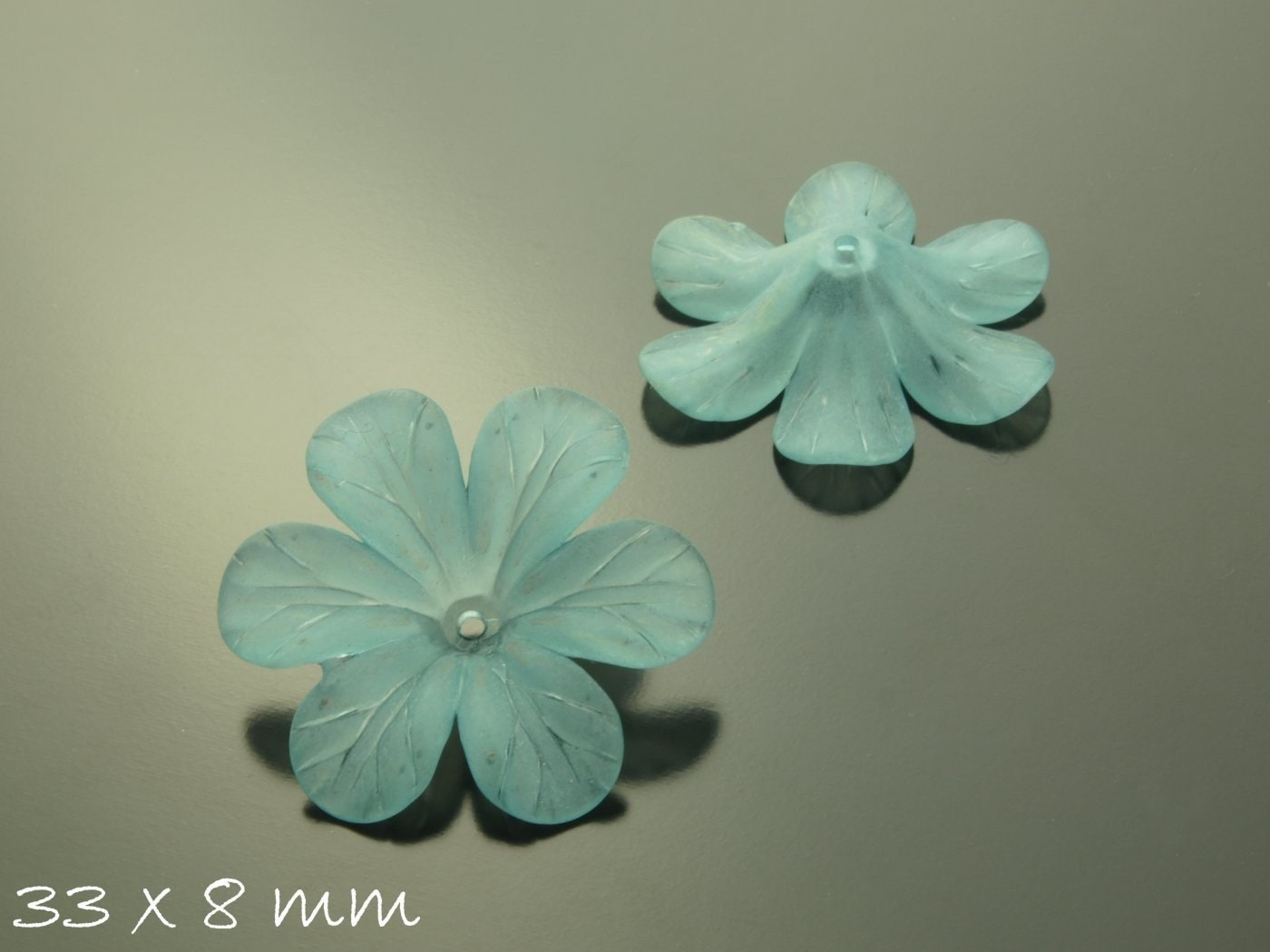 6 Stück gefrostete lucite Acrylblüten, 33 x 8 mm, Grau