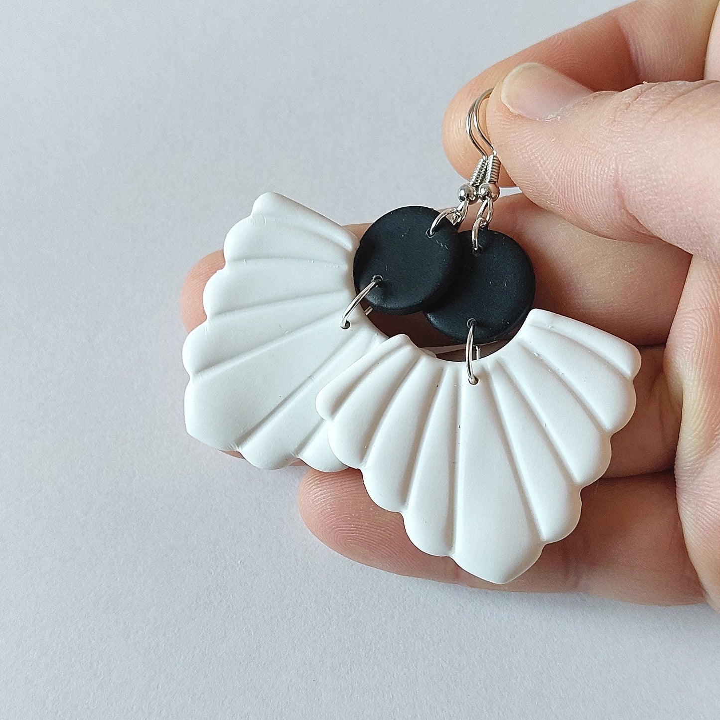 Statement Ohrringe Polymer Clay Blätter weiß schwarz Muschel nach Wahl