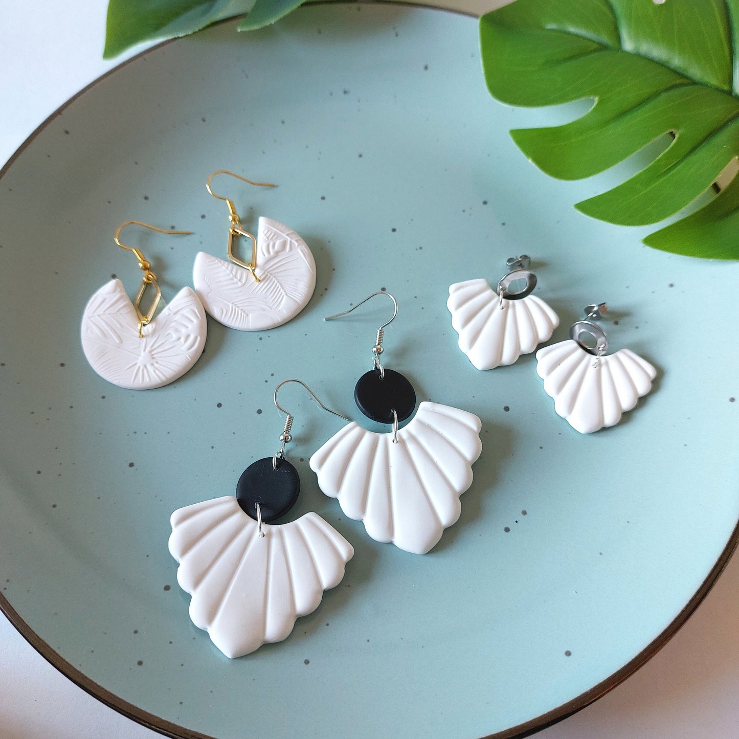 Statement Ohrringe Polymer Clay Blätter weiß schwarz Muschel nach Wahl