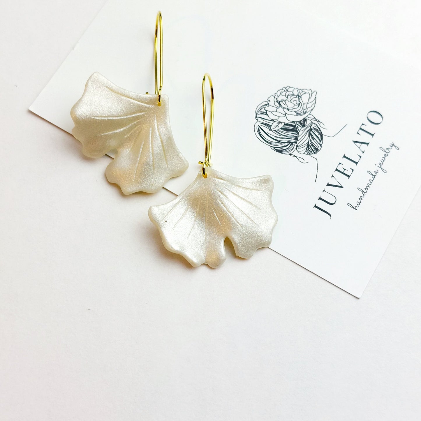 Statement Ohrringe Polymer Clay Ginkgo Blätter perlmutt weiß golden