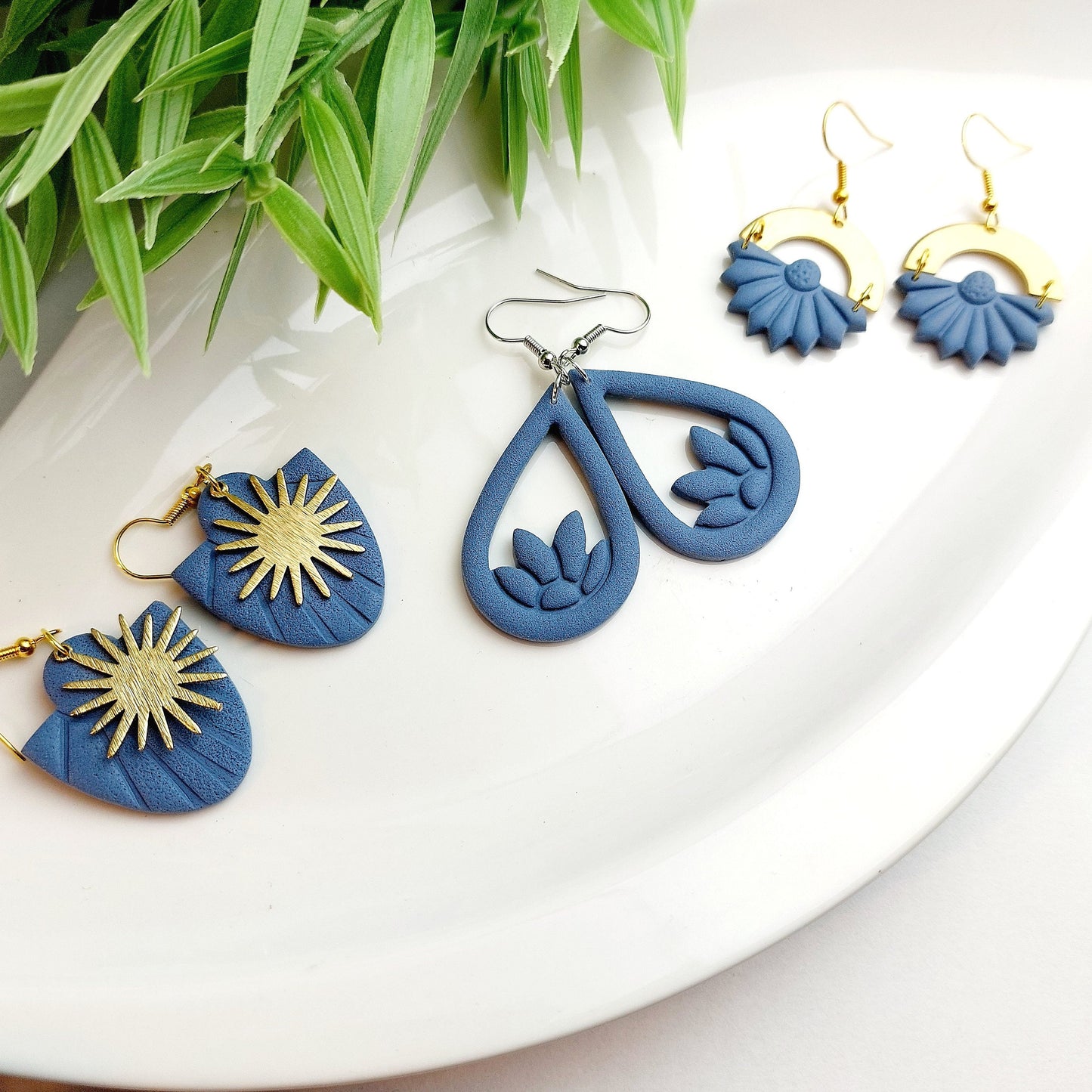 Statement Ohrringe Polymer Clay Blüten Blätter geometrisch blau nach Wahl
