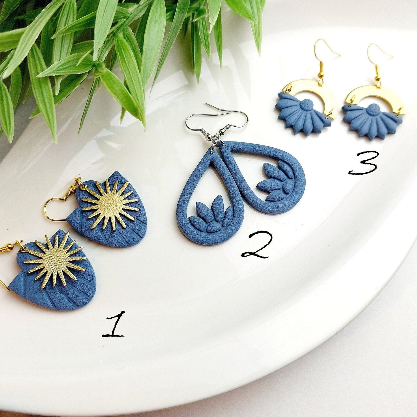 Statement Ohrringe Polymer Clay Blüten Blätter geometrisch blau nach Wahl