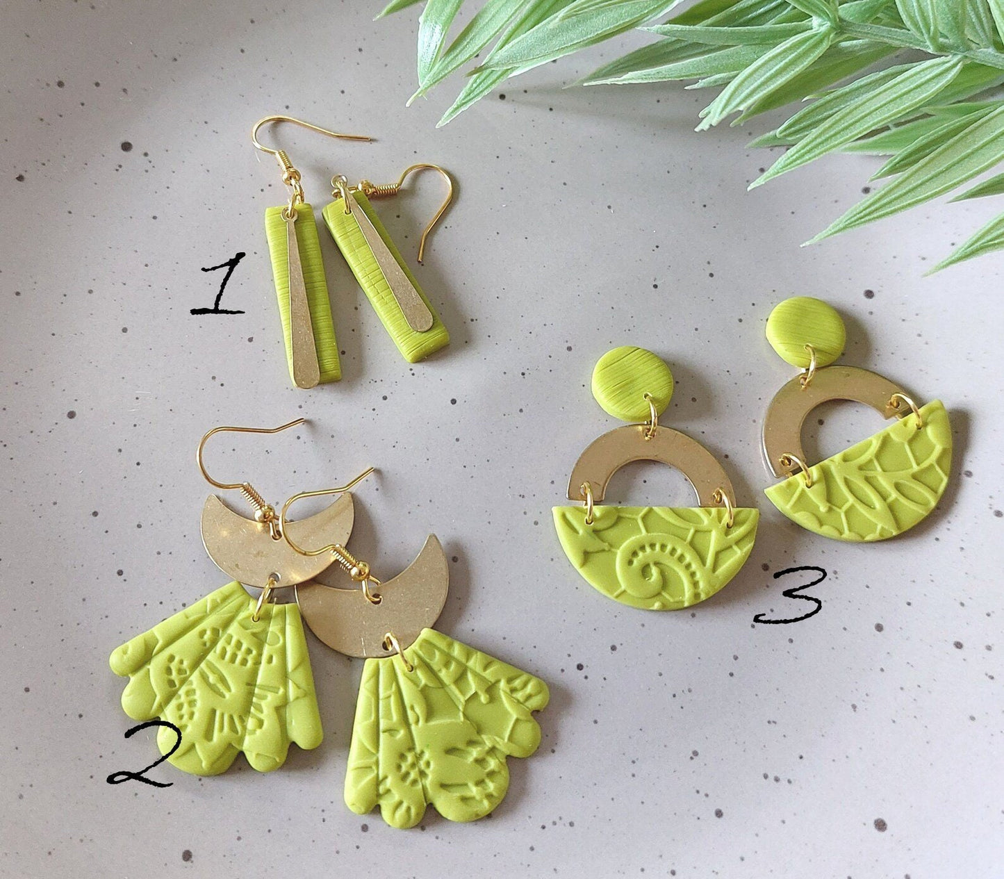 Statement Ohrringe Polymer Clay grün gold Blütenmuster nach Wahl