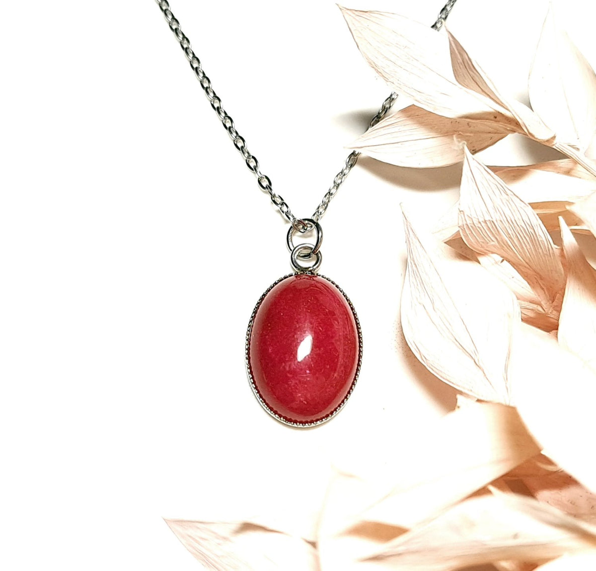 Edelstahl-Halskette mit ovalem Roten Jade-Cabochon (18x13 mm)