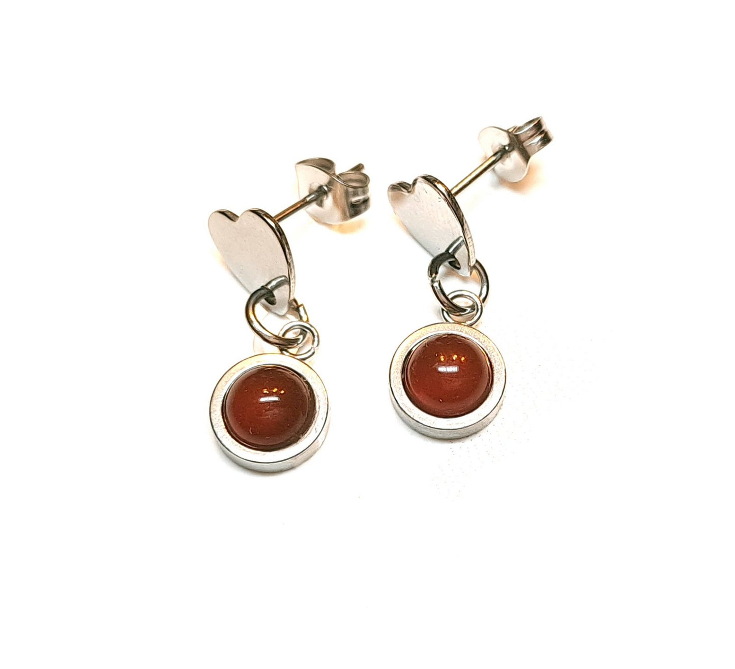 Herz-Ohrstecker mit hängendem roten Achat-Cabochon