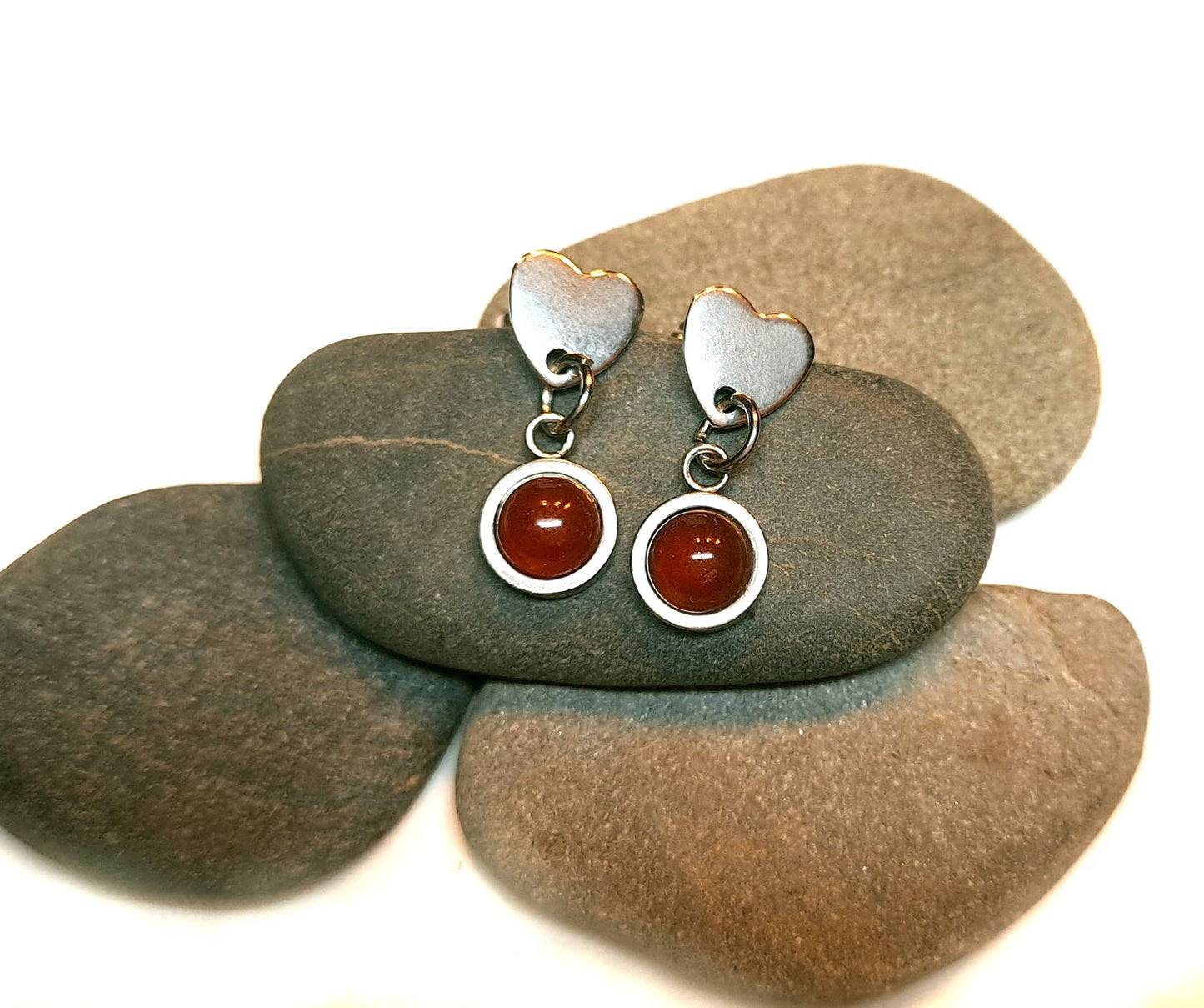 Herz-Ohrstecker mit hängendem roten Achat-Cabochon