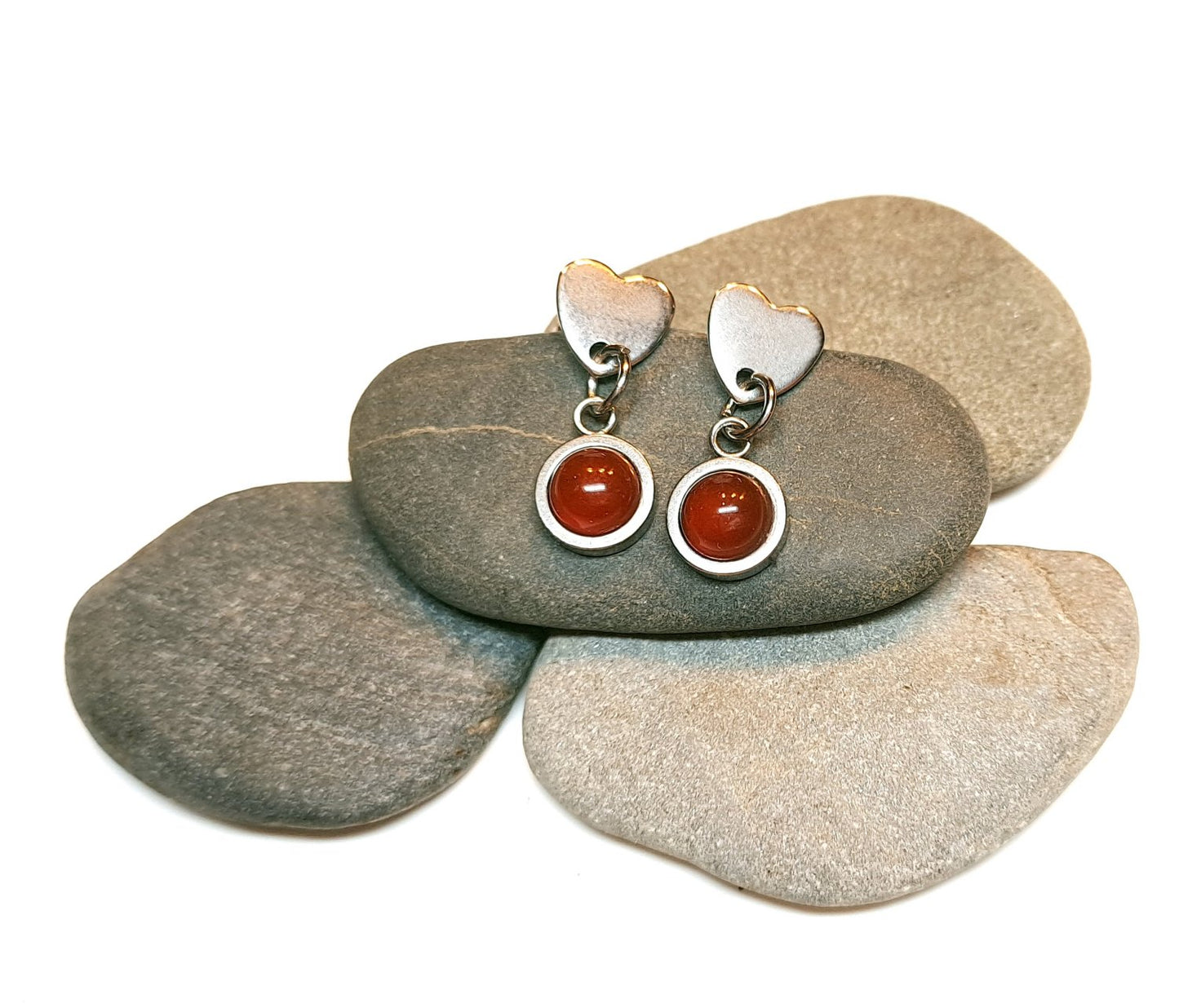 Herz-Ohrstecker mit hängendem roten Achat-Cabochon