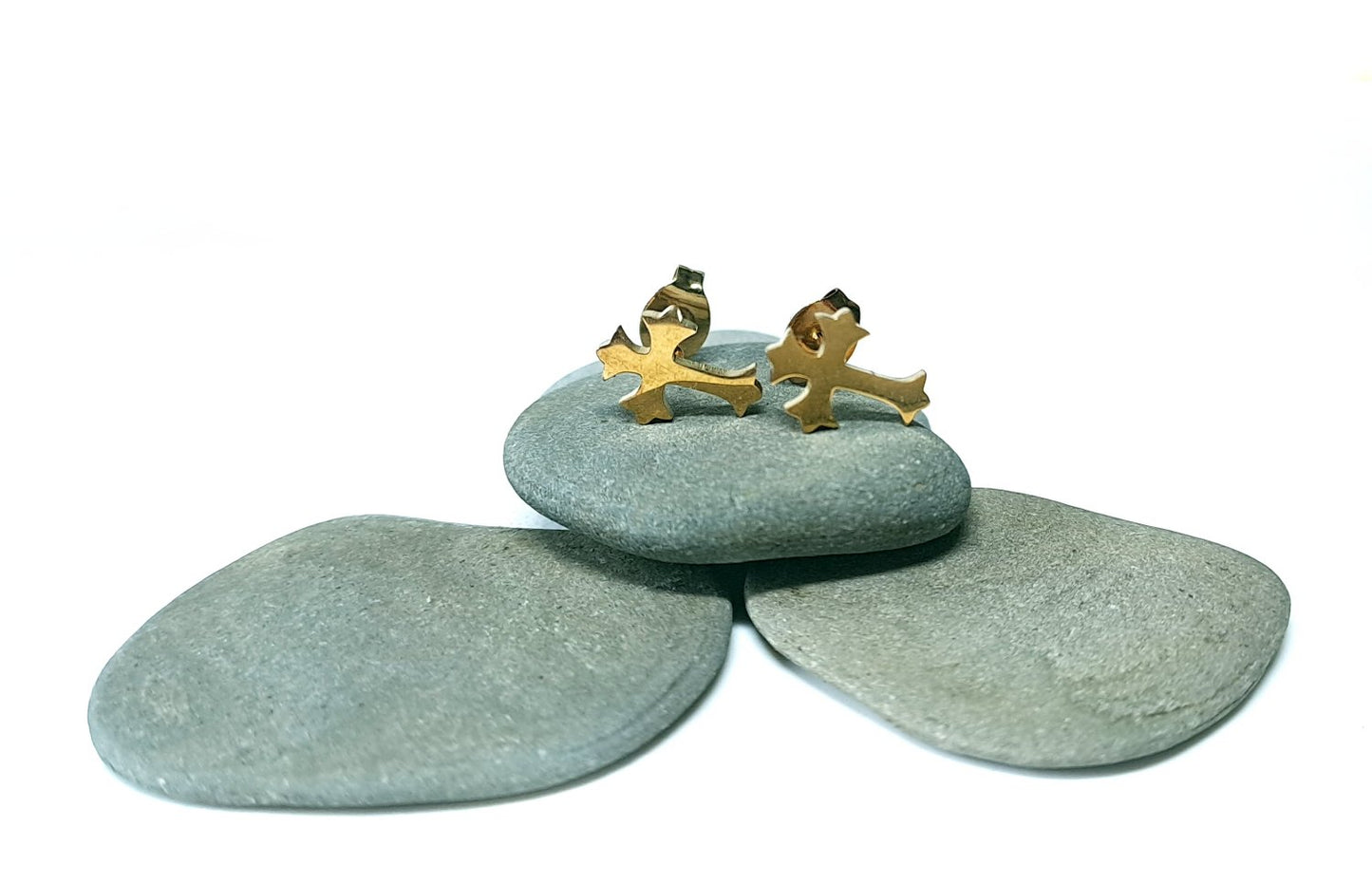 Kreuz Ohrstecker Gold aus Edelstahl – Kleine Motiv Ohrringe Damen & Herren, Filigraner Kreuzschmuck, Geschenk zu Konfirmation & Kommunion (ca. 1,5 x 1 cm)