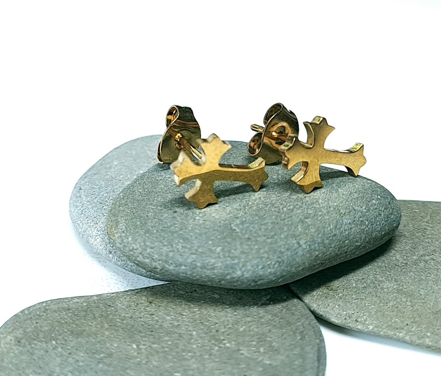 Kreuz Ohrstecker Gold aus Edelstahl – Kleine Motiv Ohrringe Damen & Herren, Filigraner Kreuzschmuck, Geschenk zu Konfirmation & Kommunion (ca. 1,5 x 1 cm)