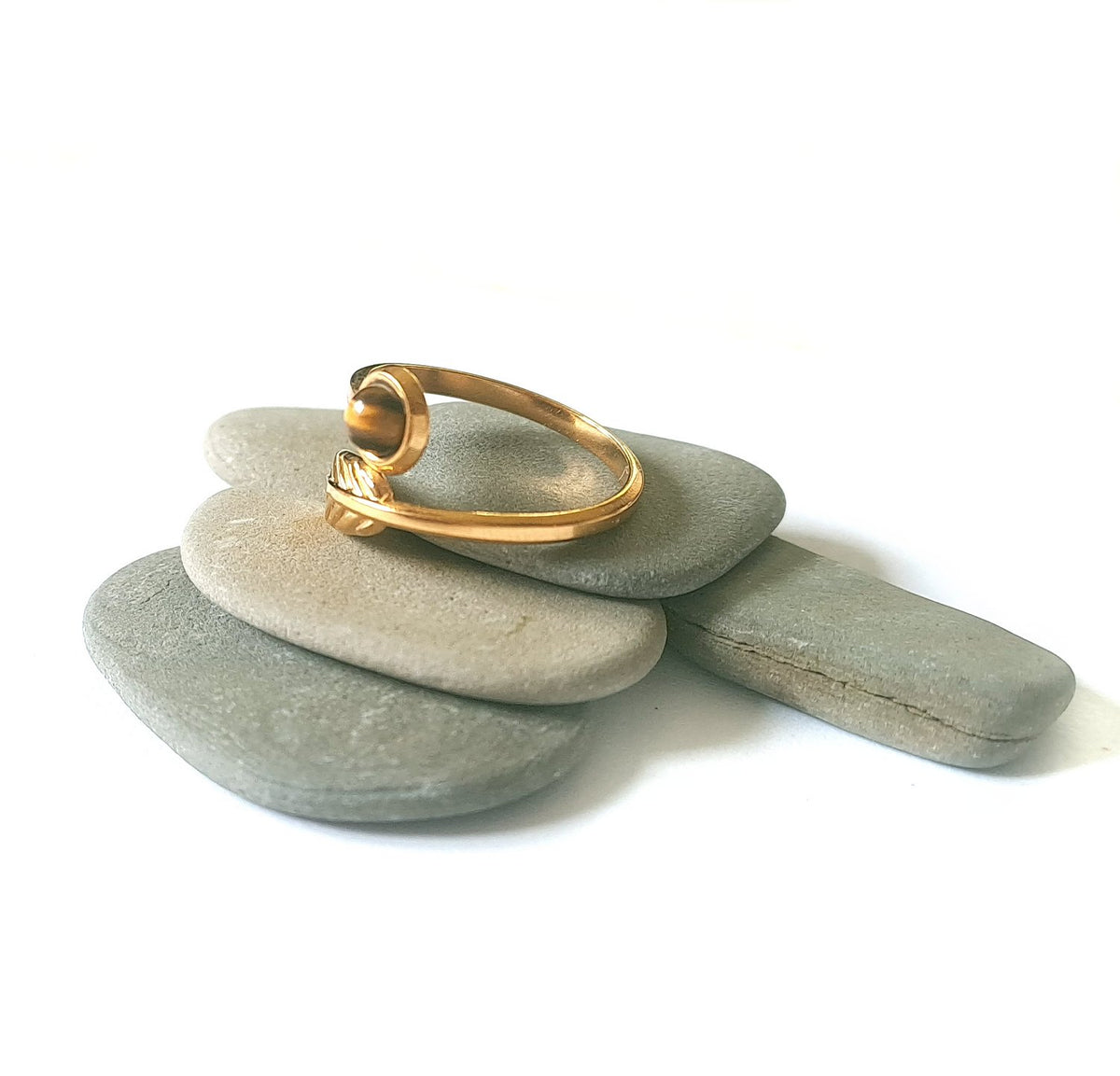 Edelstahl-Ring Blatt mit Tigerauge Gold – Verstellbar (Gr. 17,5)
