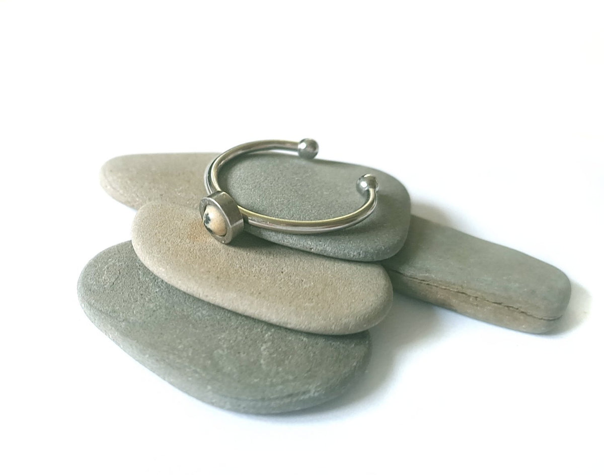 Dalmatiner Jaspis Ring verstellbar aus Edelstahl (4 mm)