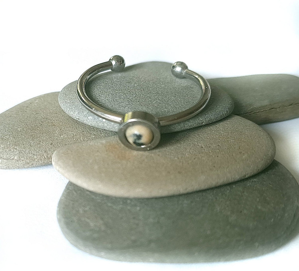 Dalmatiner Jaspis Ring verstellbar aus Edelstahl (4 mm)