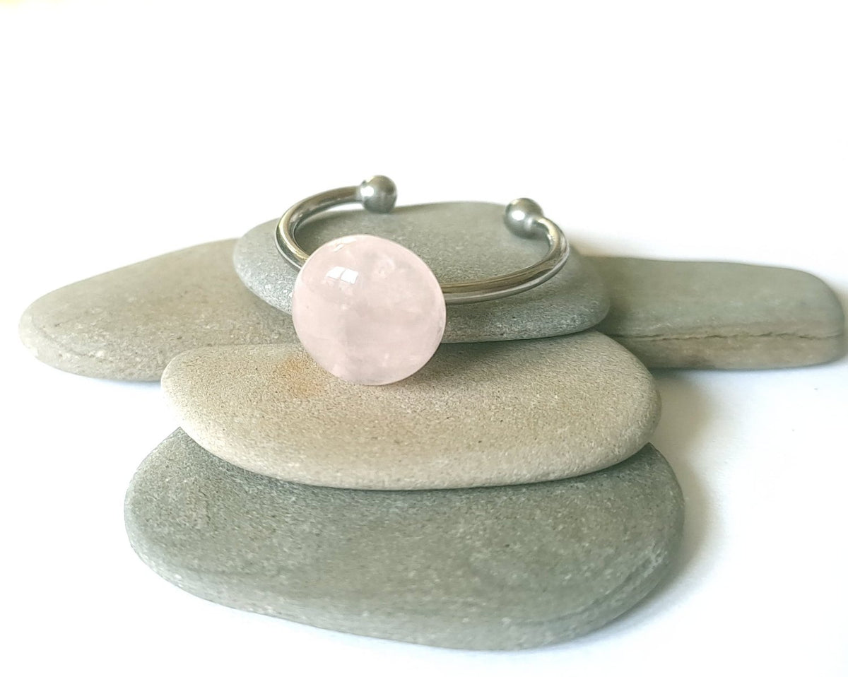 Rosenquarz Ring verstellbar aus Edelstahl (10 mm) | Rosa Stein
