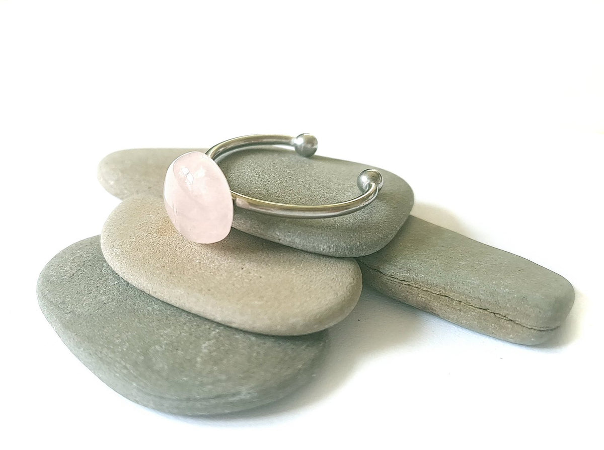 Rosenquarz Ring verstellbar aus Edelstahl (10 mm) | Rosa Stein