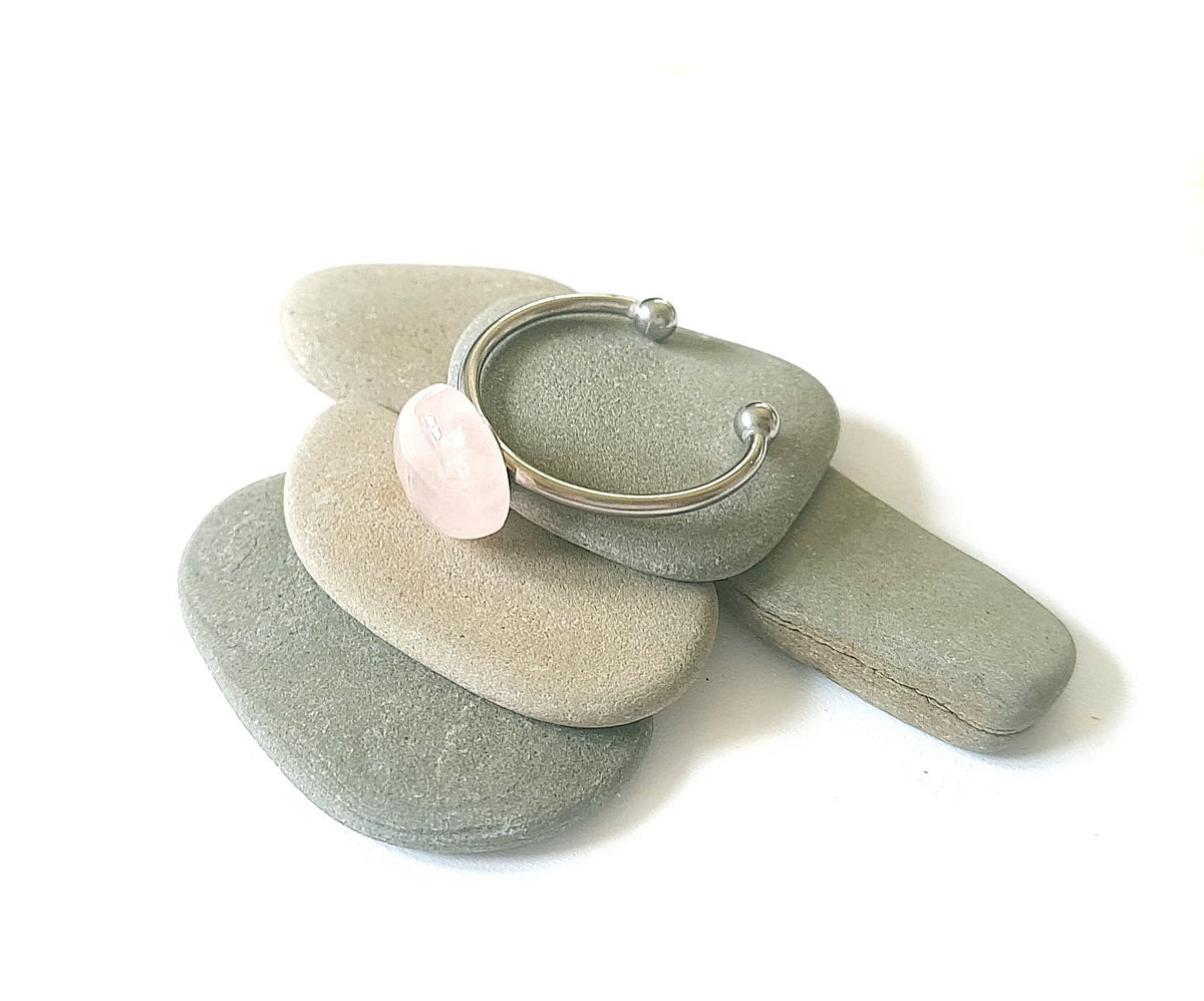 Rosenquarz Ring verstellbar aus Edelstahl (10 mm) | Rosa Stein