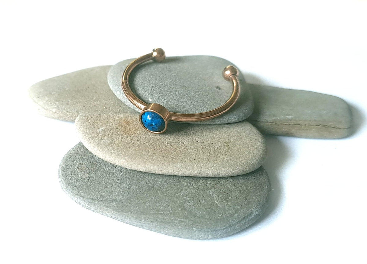 Offener Edelstahl-Ring verstellbar mit blauem Ripple-Stein (4mm)