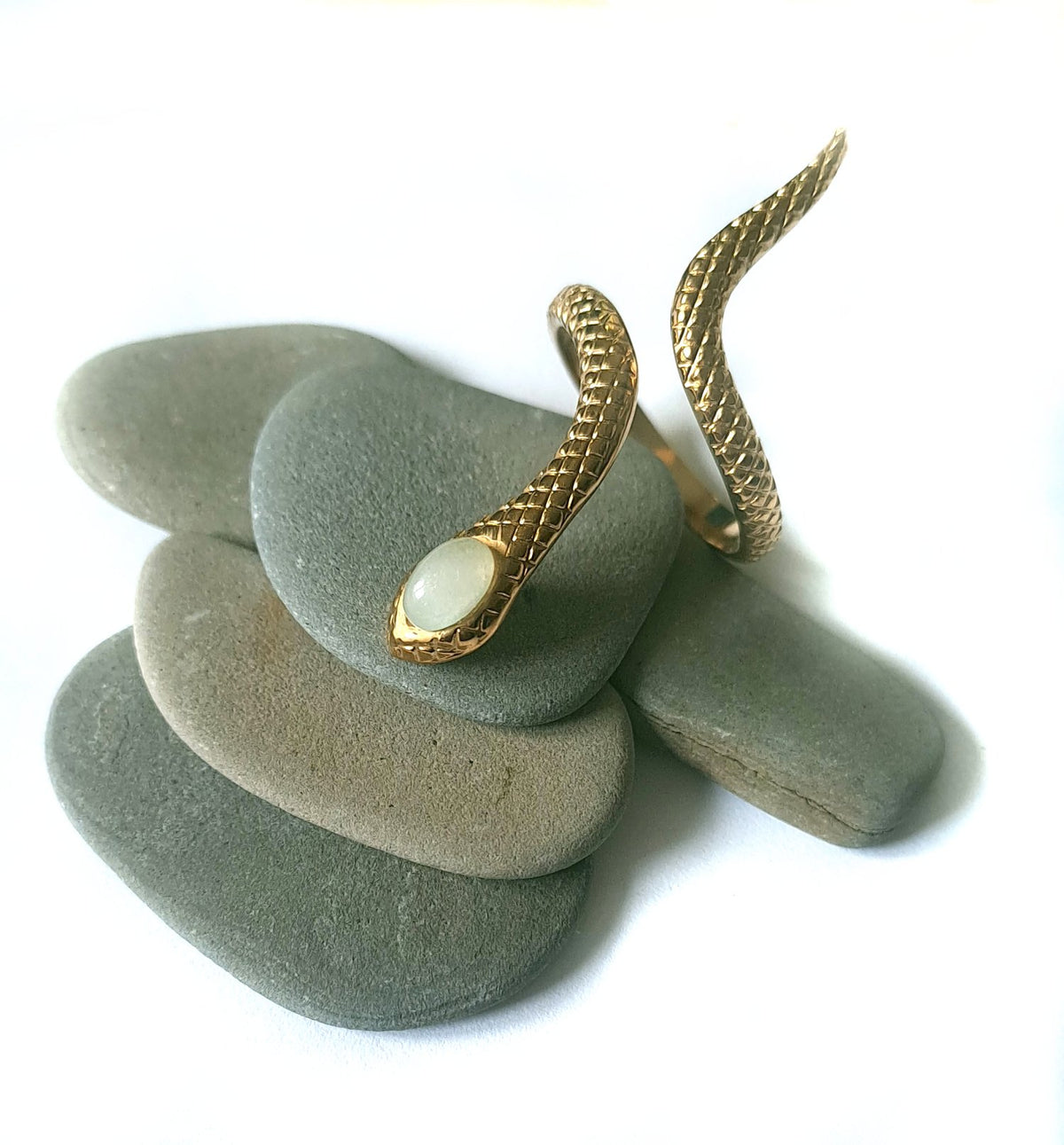 Schlangen Ring Gold verstellbar aus Edelstahl mit Jade (6x3 mm)