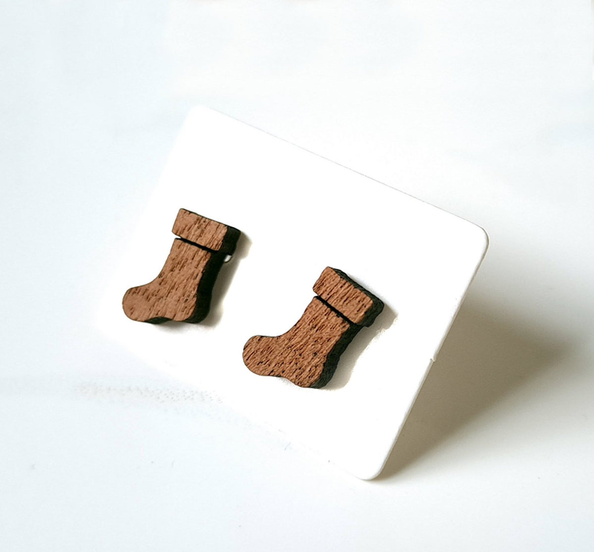 Ohrstecker Holz & Edelstahl – Nikolausstiefel / Weihnachtsstrumpf (15mm)