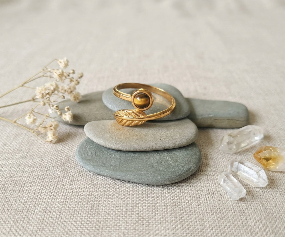 Edelstahl-Ring Blatt mit Tigerauge Gold – Verstellbar (Gr. 17,5)