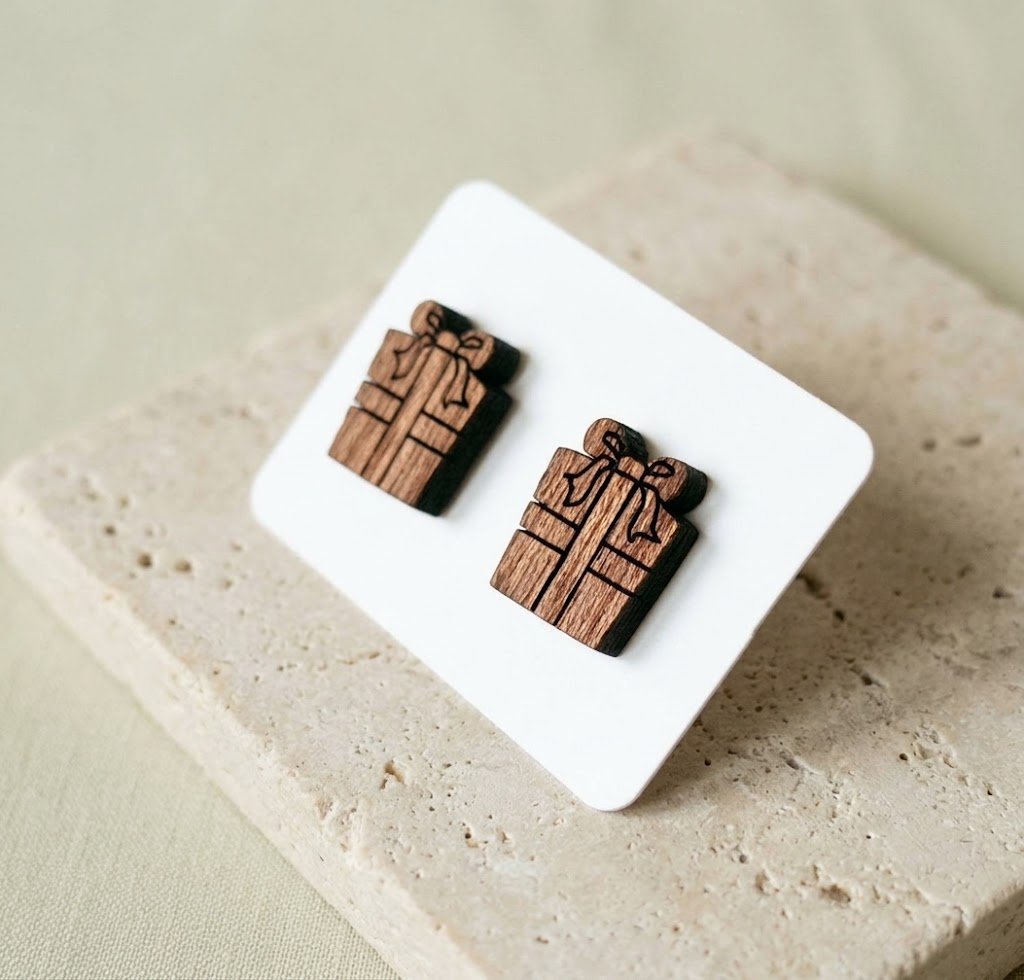 Ohrstecker Holz & Edelstahl – Geschenkpaket / Päckchen (12mm)