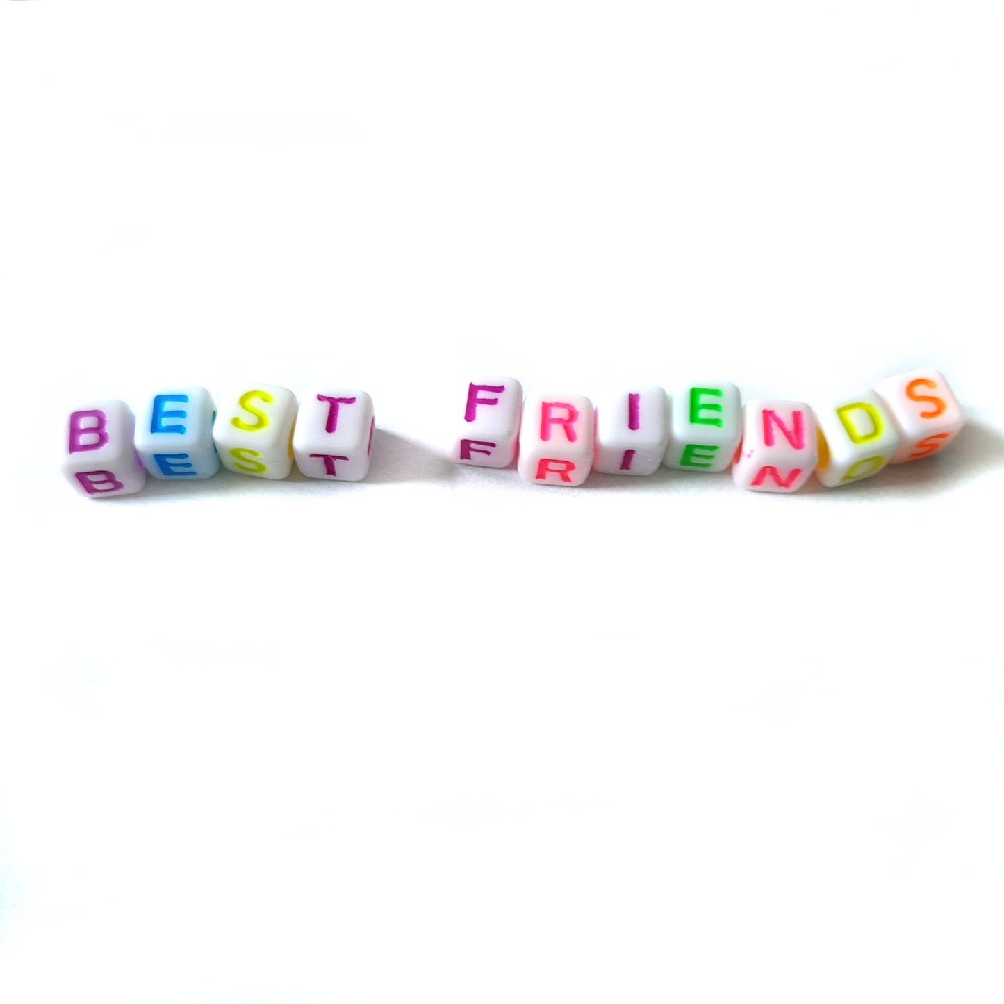 Kinder Bastelset Armband selber machen – MyBeadBox Schmuck DIY Set mit Perlen & Namen – Kreatives Geschenk für Kinder 5-9 Jahre