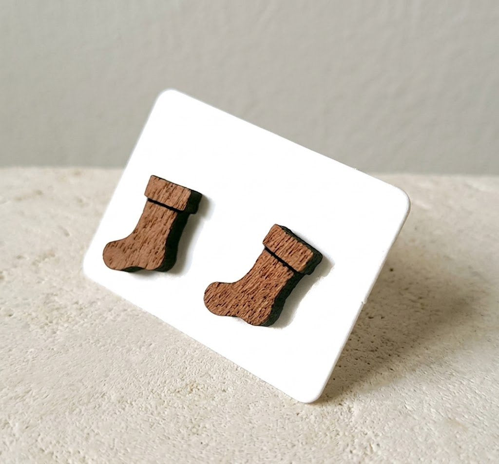 Ohrstecker Holz & Edelstahl – Nikolausstiefel / Weihnachtsstrumpf (15mm)