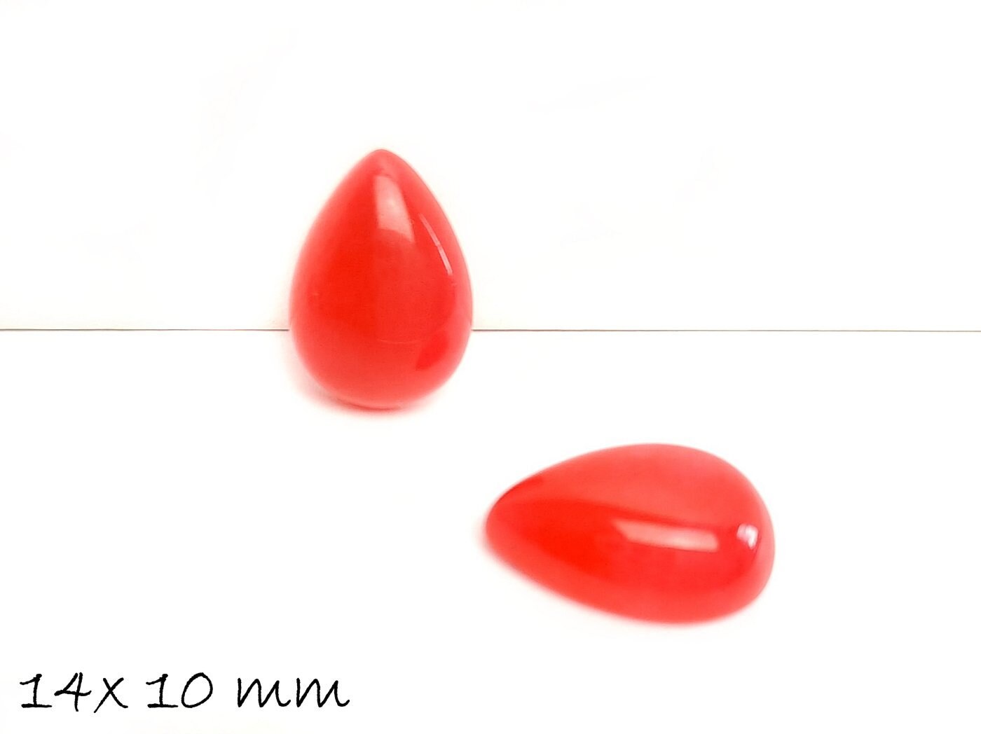 2 Stück Edelstein Tropfen-Cabochons, rote Jade, 14 x 10 mm