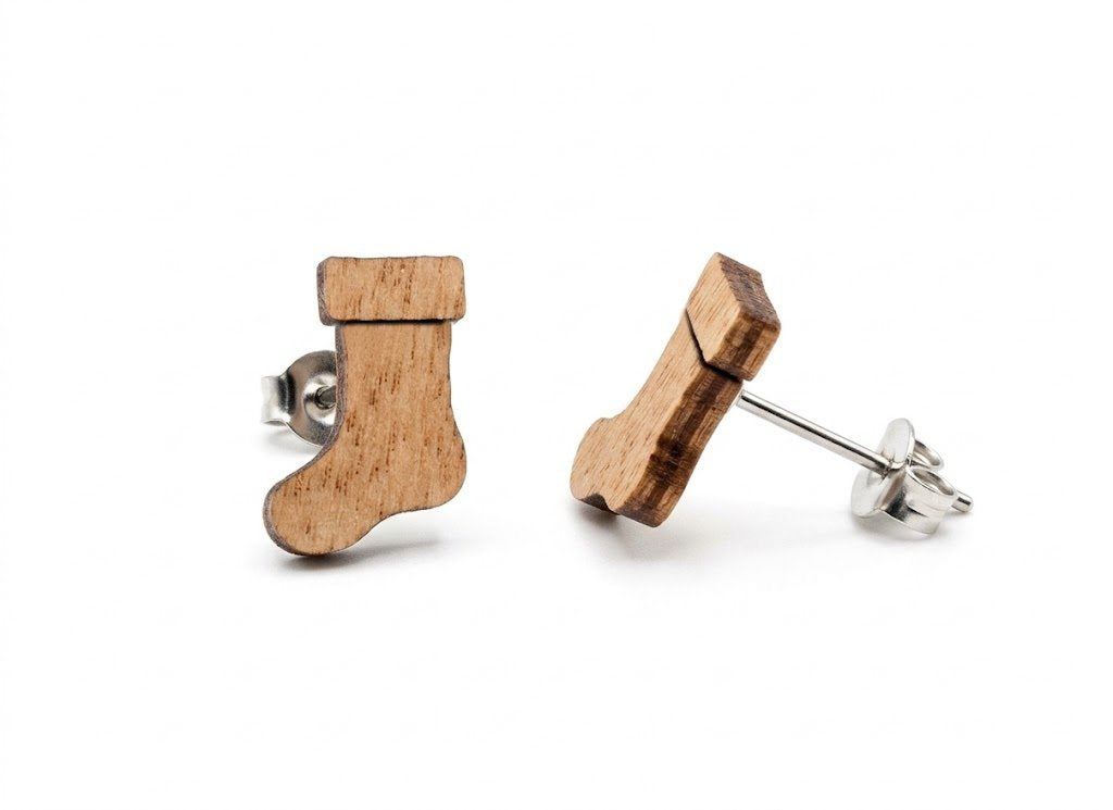 Ohrstecker Holz & Edelstahl – Nikolausstiefel / Weihnachtsstrumpf (15mm)