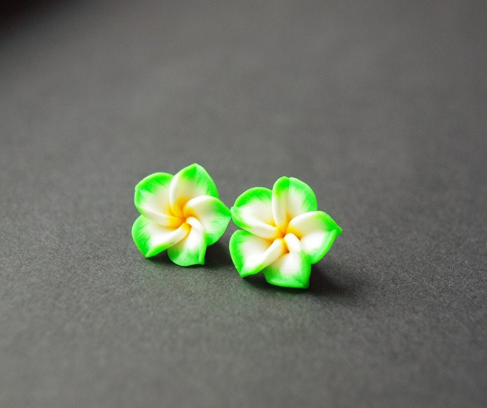 Ohrstecker Fimo Frangipani Blume Blüte grün weiß