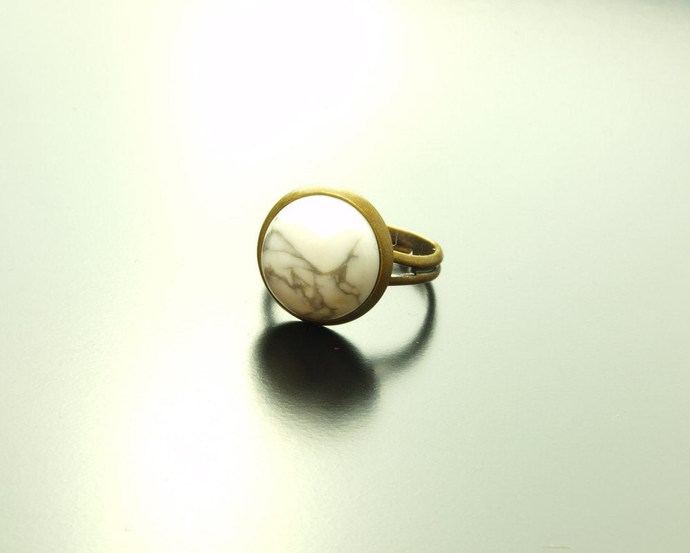 Ring weißer Howlith Edelstein vintage bronze