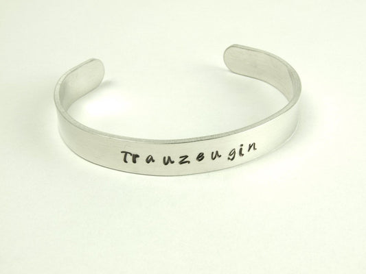 Armreif Name Datum Text gestempelt silbern Armband