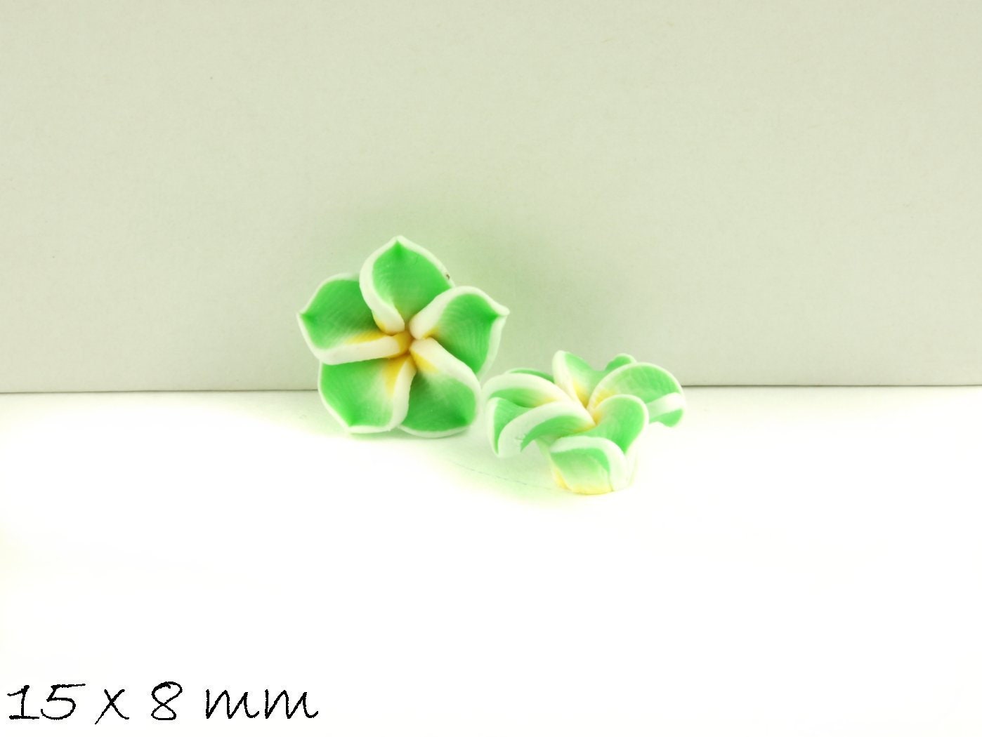 4 Stück Frangipani Blüten, Fimo Clay, grün-gelb-weiß 15 x 9 mm