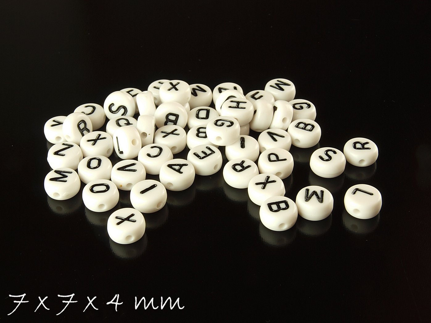 25 Stück Perlen aus Acryl, 7 x 7 x 4 mm, Buchstabenwahl nach Wunsch