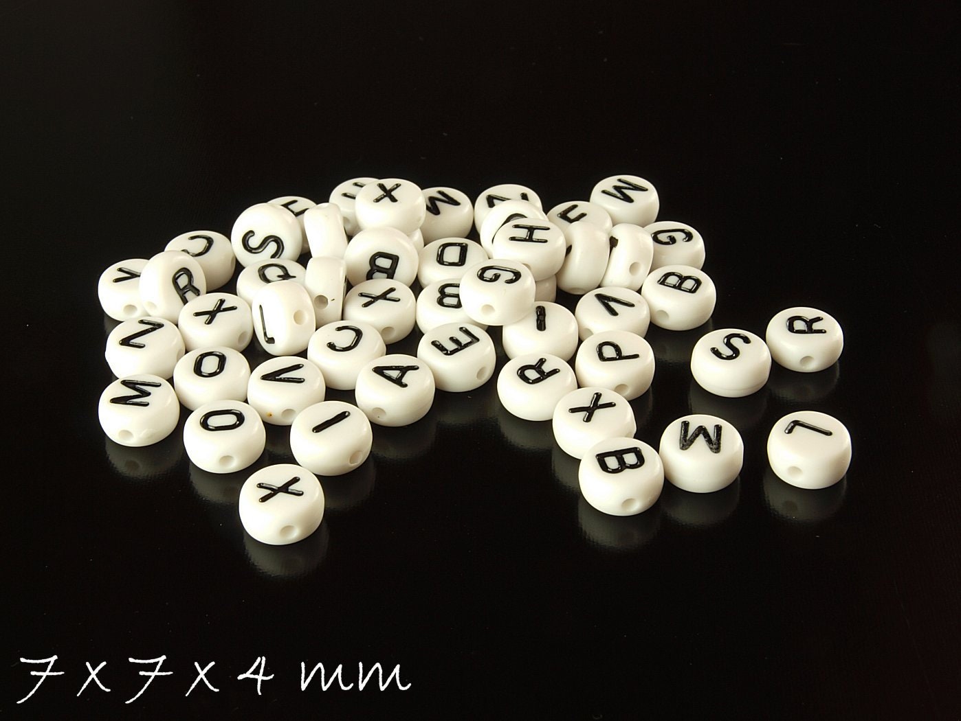 100 Stück Perlen aus Acryl, 7 x 7 x 4 mm, zufällige Buchstabenwahl
